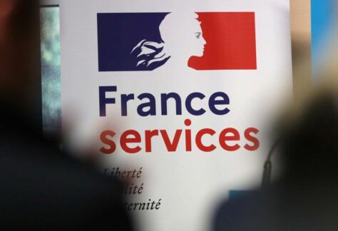 Une affiche de France Services dans l'espace du Cateau Cambresis.