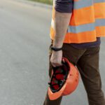 vue arriere de l homme avec un casque de protection