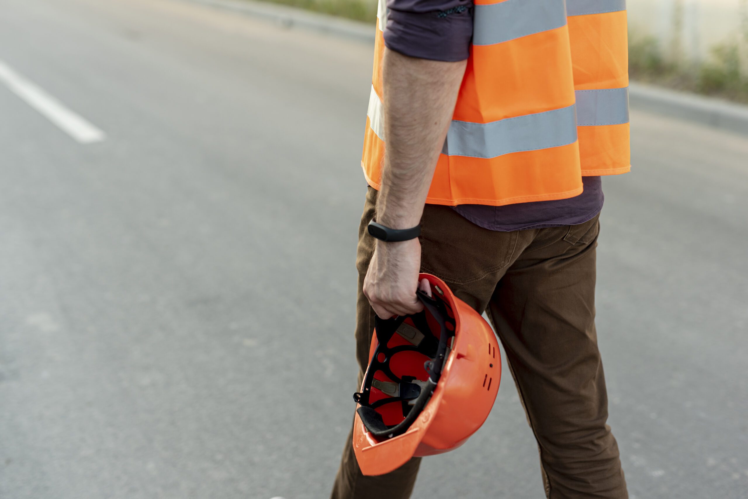 vue arriere de l homme avec un casque de protection